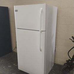 Nice Frigidaire top and bottom refrigerator