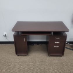 Office Desk – Clean, Sturdy, Ready to Use