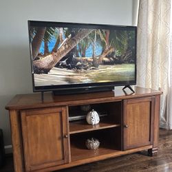 Complete TV Setup – LG 43” Smart TV, Bose Sound System & Solid Wood TV Stand