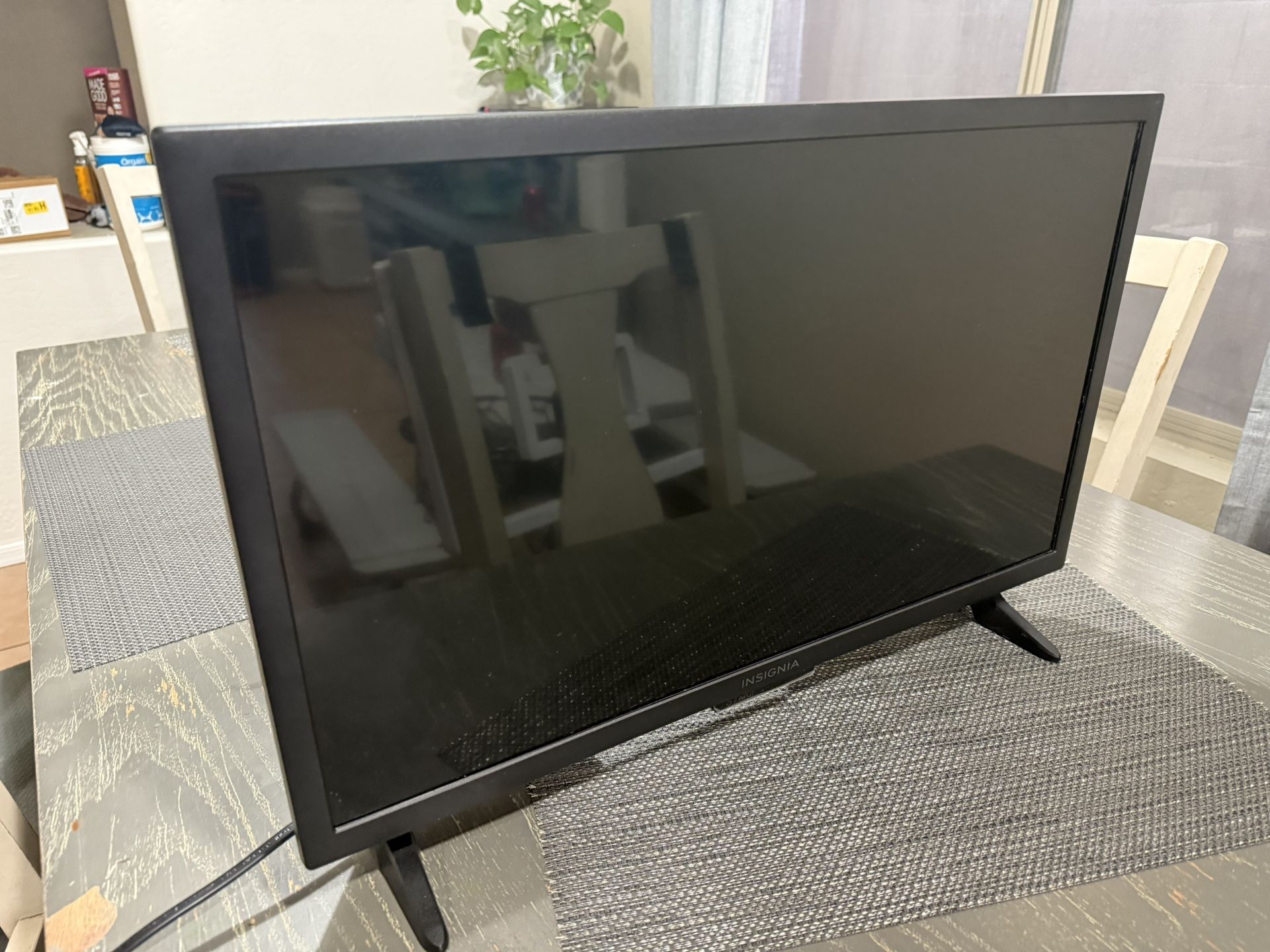 Used INSIGNIA 24" Class F20 Series Smart HD Fire TV without remote