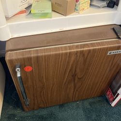 Sanyo 2 Cft Mini Refrigerator W Icebox Ideal For Students