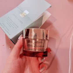 Estée Lauder Revitalizing Supreme Moisturizer Global Anti-Aging Cell Power cream