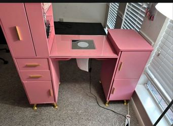 Nail desk