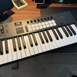 Novation Launchkey 37 mk4 - Like new