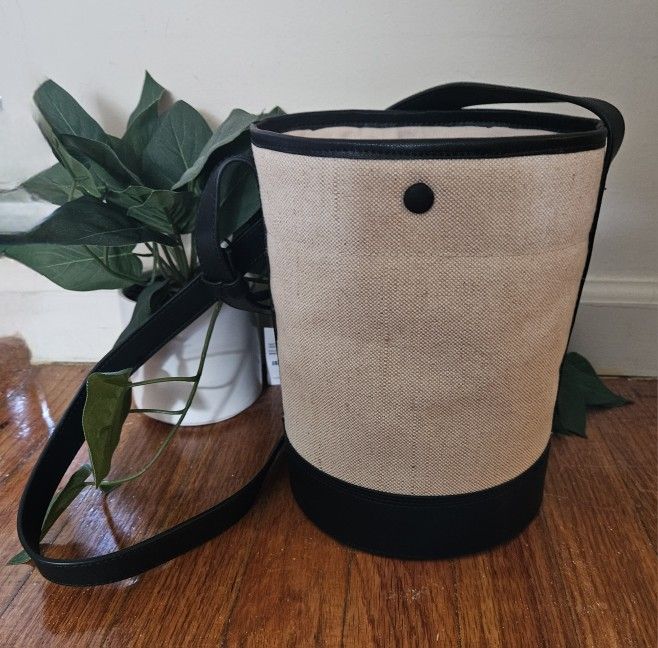J. Crew Natural Black Canvas Bucket Bag NWT
Canvas Bucket Bag
Color: Natural Black Trim
This is a canvas bucket bag in natural with black vegan strap