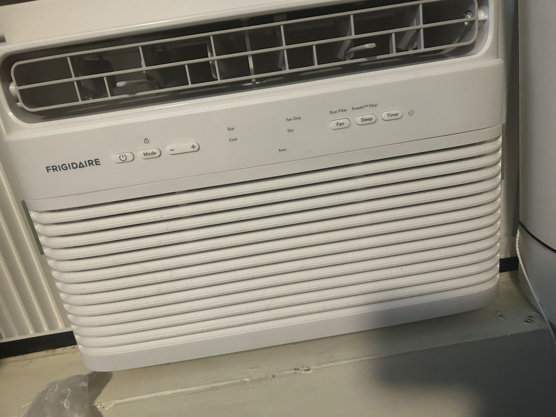 FRIGIDAIRE A/C UNIT BTU 6000 WITH REMOTE