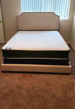 NEW Queen-Size MATTRESS and BOX SPRING. Bed frame not included👍
