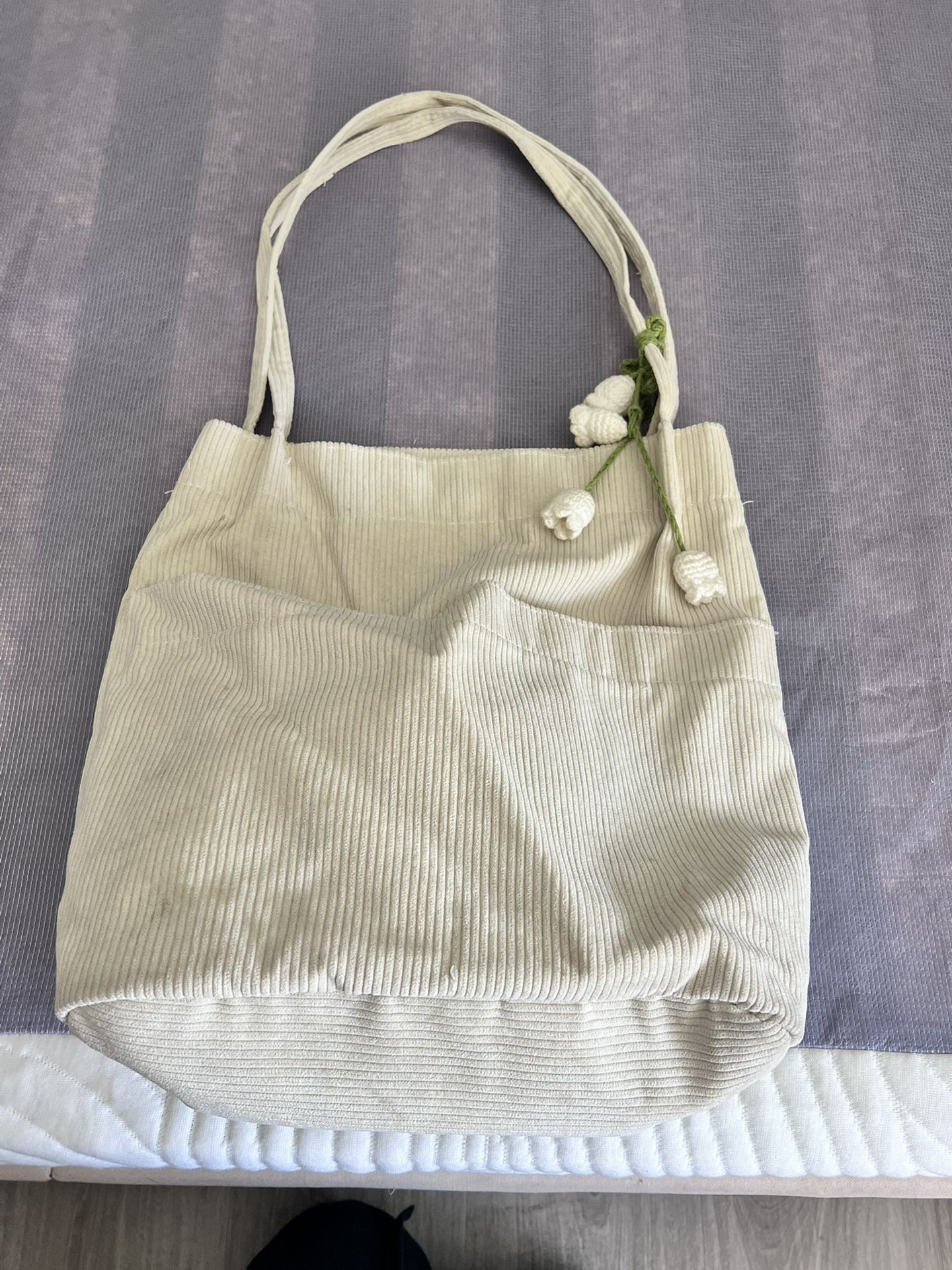 Beige tote bag with Flower Charm