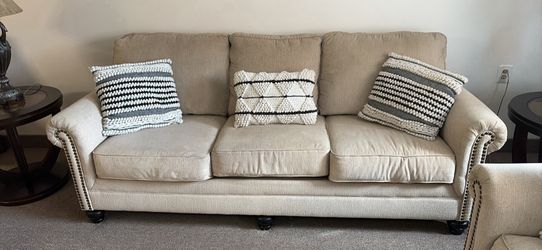 🛋️ Couch & Loveseat Set – Excellent Condition 🛋️