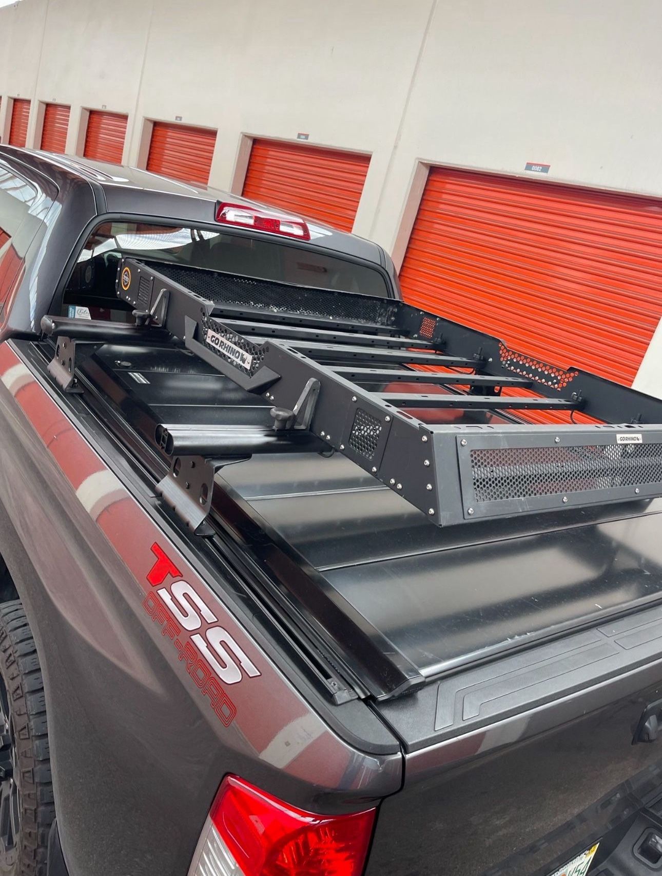 tonneau truck cover Parangón and grill Go Rinho TRD