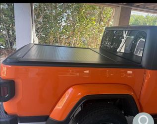 JEEP GLADIATOR 2020-2026 HARD RETRACTABLE TONNEAU BED COVER