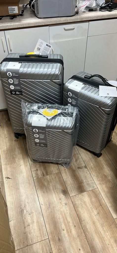 BUGATTI Oslo Collection 3 Piece Hard Shell Luggage Set, Polycarbonate Expandable Suitcases with 360-Degree Spinner Wheels, 20 Inch Carry On, 24 Inch M