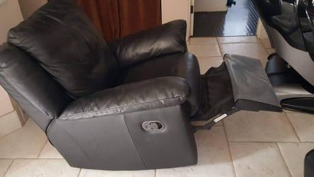 Black Swiveling Recliner