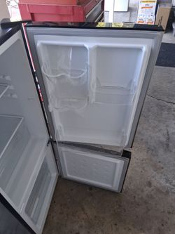 Mini refrigerator with freezer