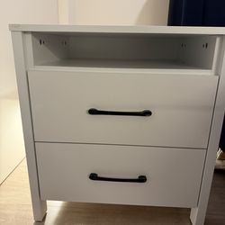2 white Nightstands with drawers