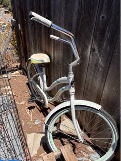 Woman’s beach cruiser $25