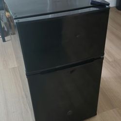 Hotel Size 21in High Refrigerator W/ Top Freezer