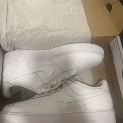 SIZE 7 MEN - Nike Air Force 1 Triple White