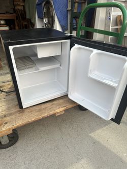 Hisense Black Mini Fridge – Model RR17D6ABE – Works Great