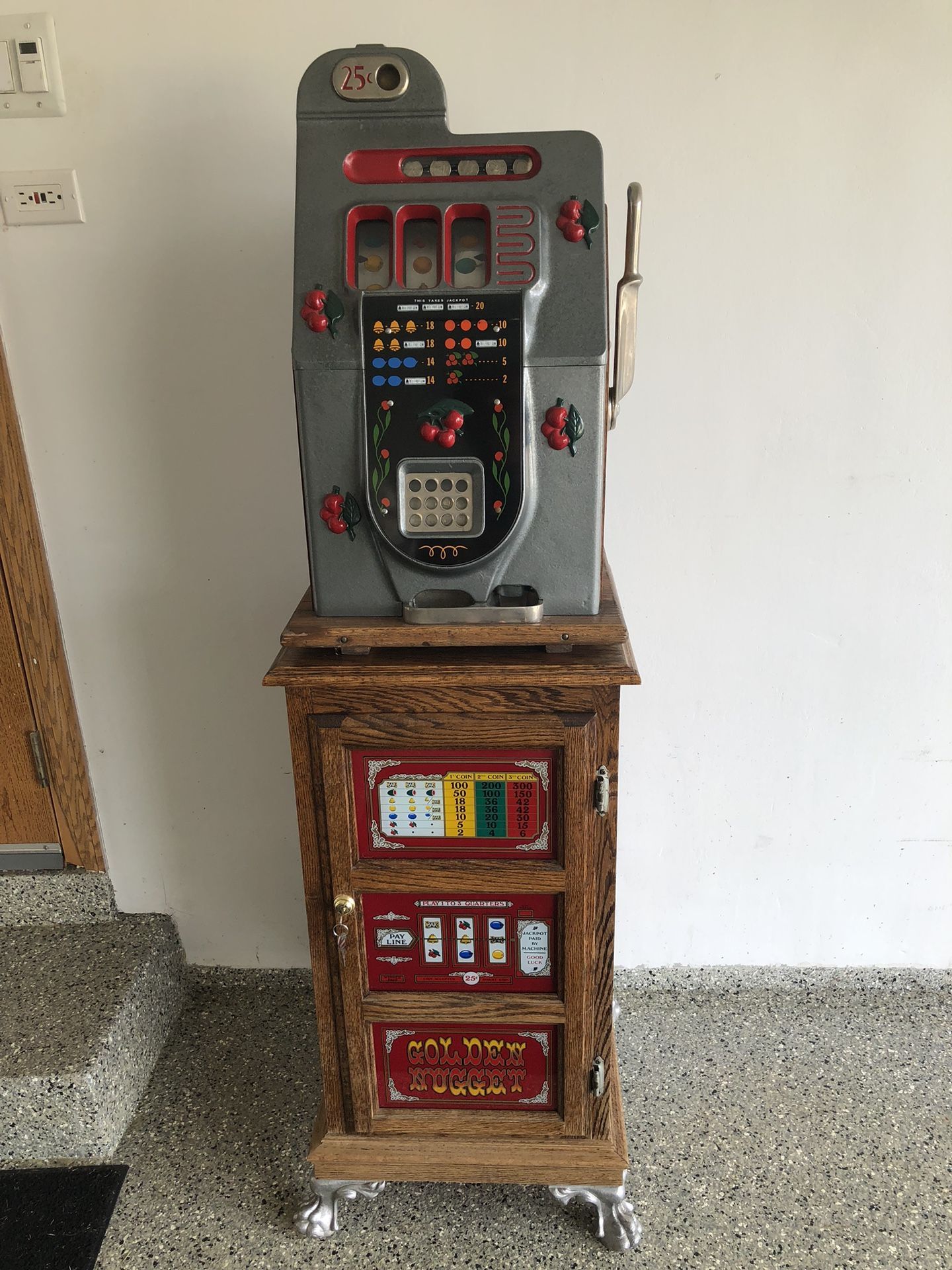 Antique Slot Machine 25 Cent