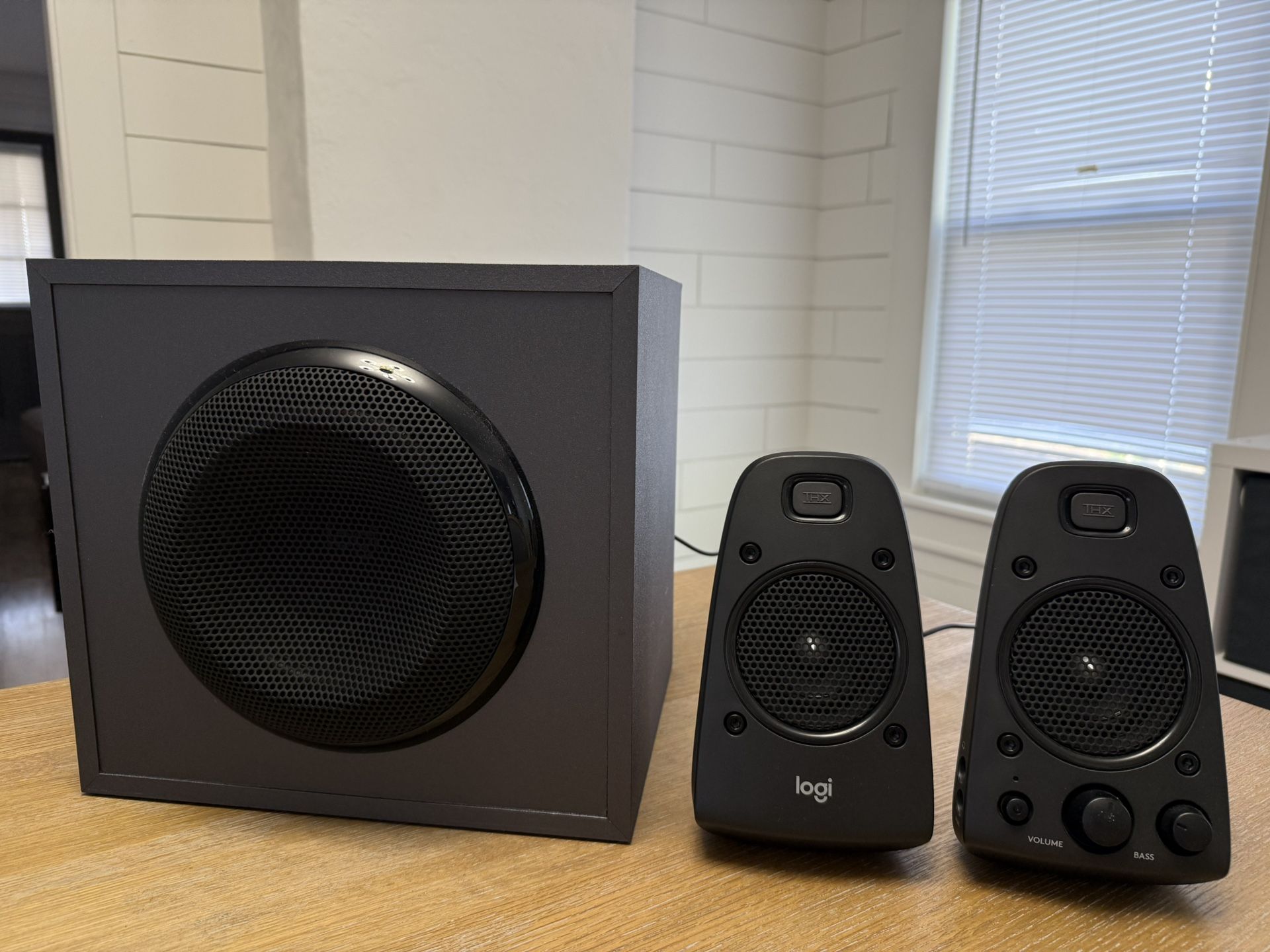 Logitech Z625 THX-Powered 2.1 Computer TV Speakers (Aux/Optical)