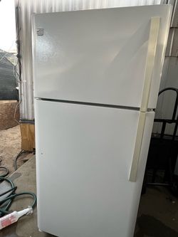 Kenmore Top-Freezer Refrigerator White