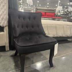 VELVET TUFTED ACCENT CHAIR - BLACK 