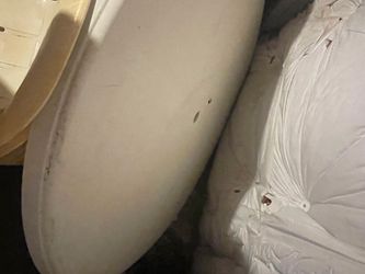Plastic table (round) and chairs