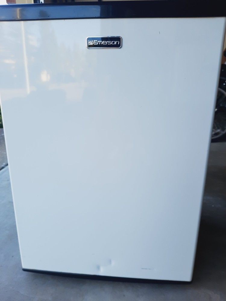 EMERSON 2.8 CU FT MINI REFRIGERATOR MODEL # CR281B