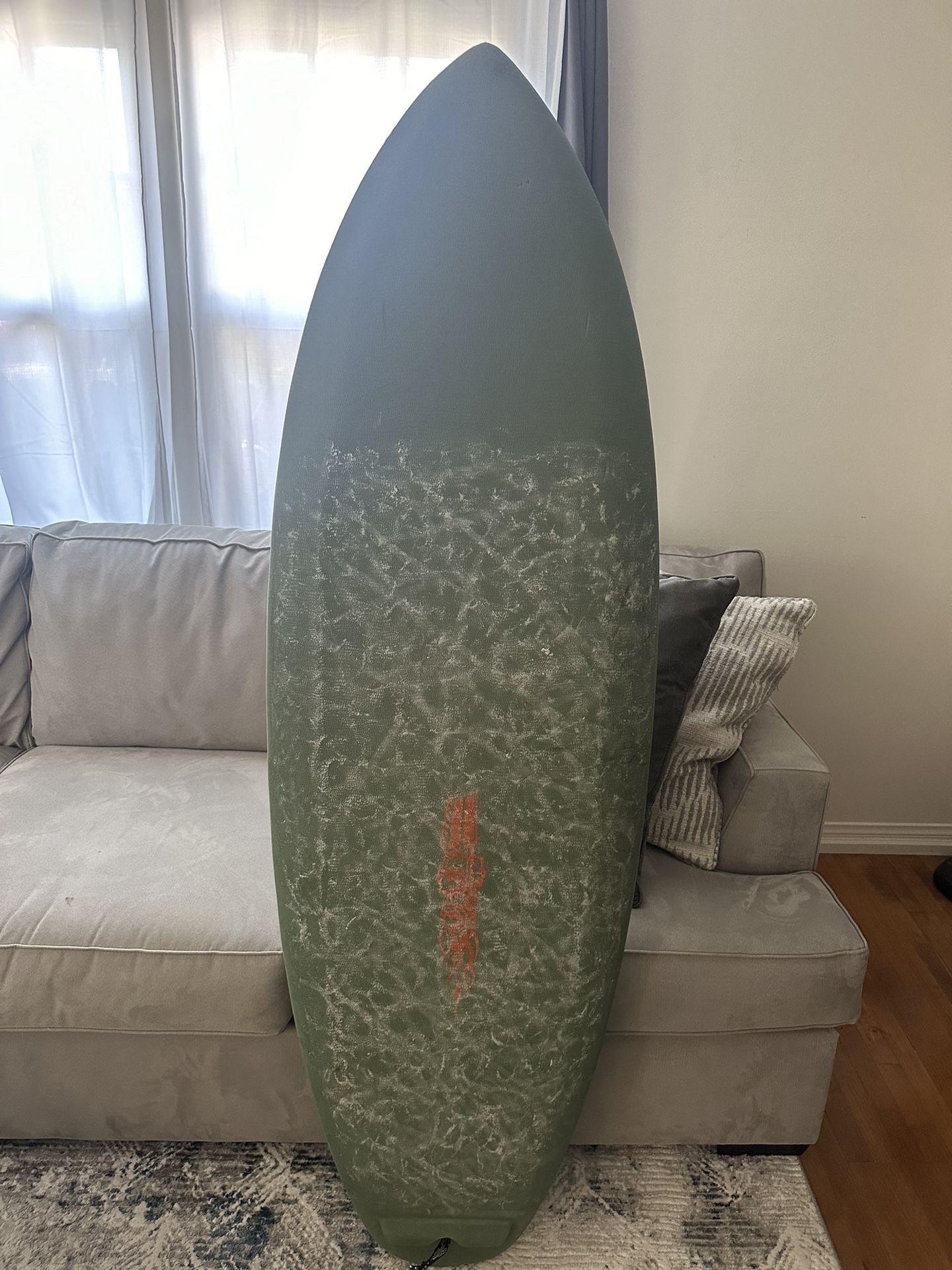 JS Surfboard Short board 5’8