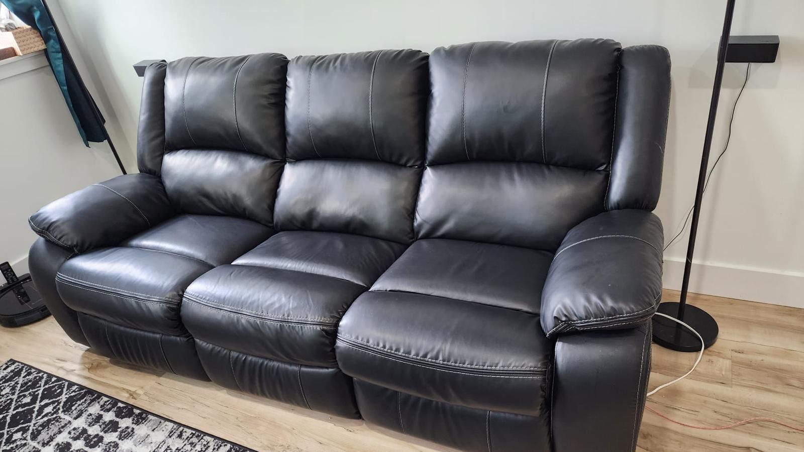 Black recliner sofa - Excellent condition