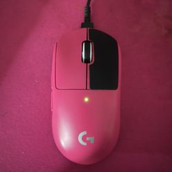 super light mouse an xtrfy k4 keyboard 