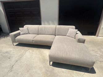 FREE DELIVERY! Scandinavian Design Dalea Sectional with right chaise ( light brown)