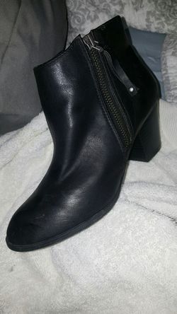 Express woman's size 6 boot heel