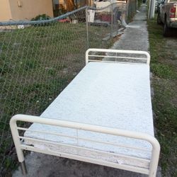 Twin Bed   Con Mattre