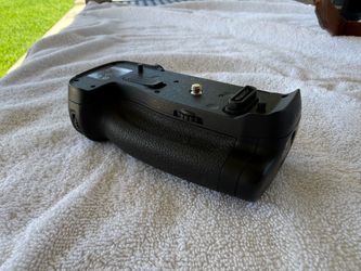 Battery grip for Nikon D-850
