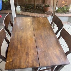 Dinning Table With 6 Chair And Table Is Expendable 