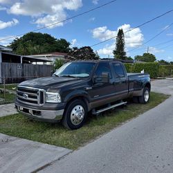 2006 Ford F350 Super Duty Crew Cab · Lariat Pickup 4D 8 ft
