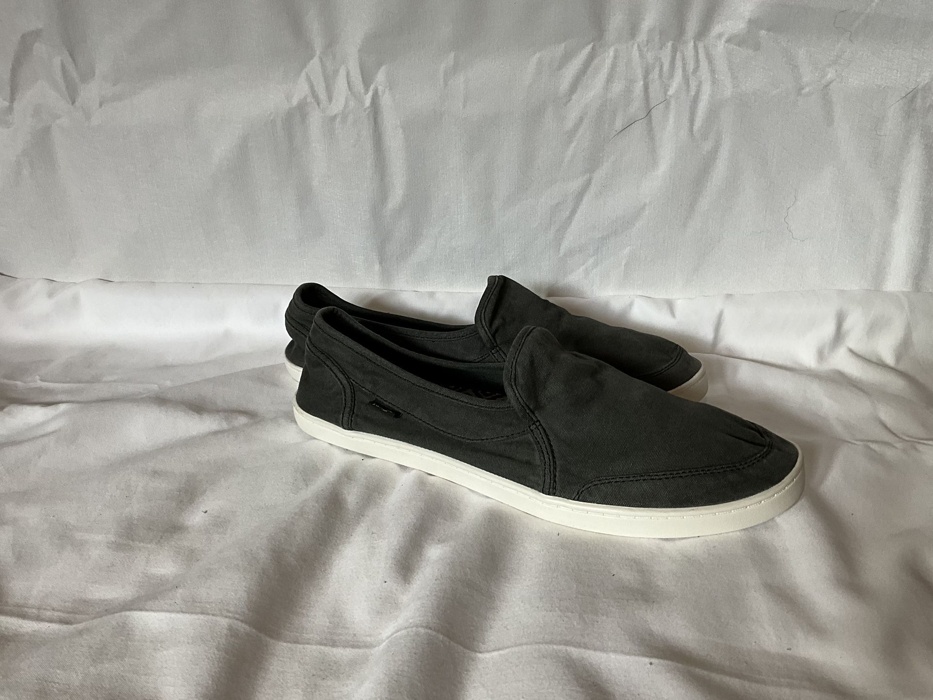 New Womans Sanuk. “pair O Dice” Slip On’s Size 9