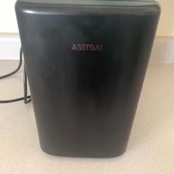 MINI FRIDGE / HOLDS UP TO 8 CANS / NEW