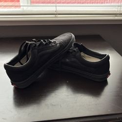 Old Skool all Black Vans