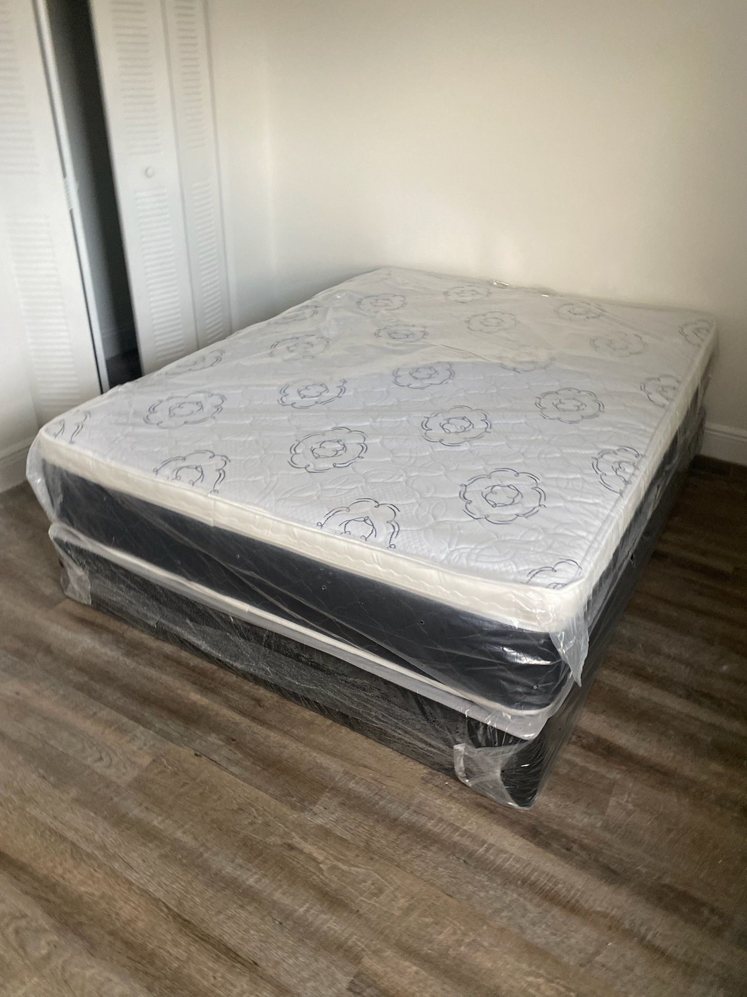 Queen mattress pillow top set with box spring (2pc new)