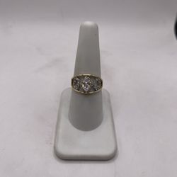 14kt Gold Engagement Style Ring w/ Design 