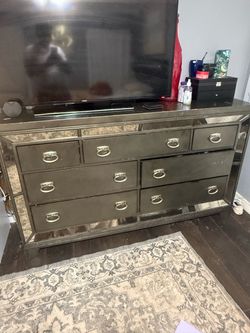 Chest of drawers