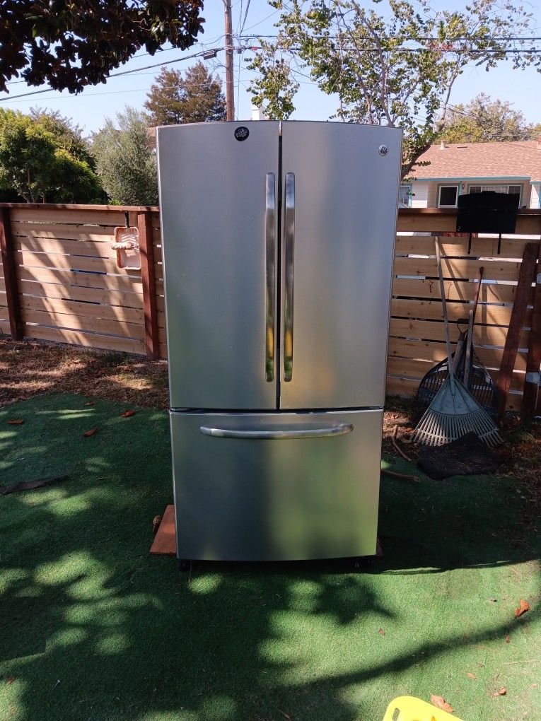 Gr Refrigerator excellent working caddition six fifty best offer pick up only