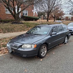 Selling As Is 2006 Volvo V70 Car Hit The Back Of It Messed Up Bumper And Headlight