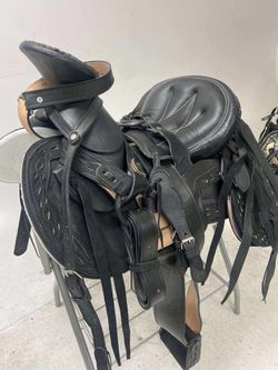 Montura charra forrada de cuero con cantinas desmontables