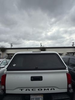 2020–2023 Toyota Tacoma Access Cab 6’ Bed Camper Shell – Super White (040) – Excellent Condition
