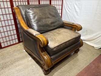 COLLEZIONA EUROPA Traditional Mocha Brown Leather Curved Armchair and Ottoman
