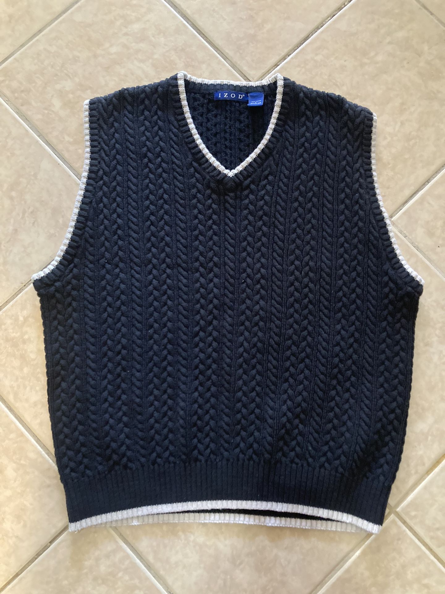 VINTAGE “IZOD” CABLE KNIT SWEATER VEST. SIZE LARGE. V-NECK. BLACK COLOR.